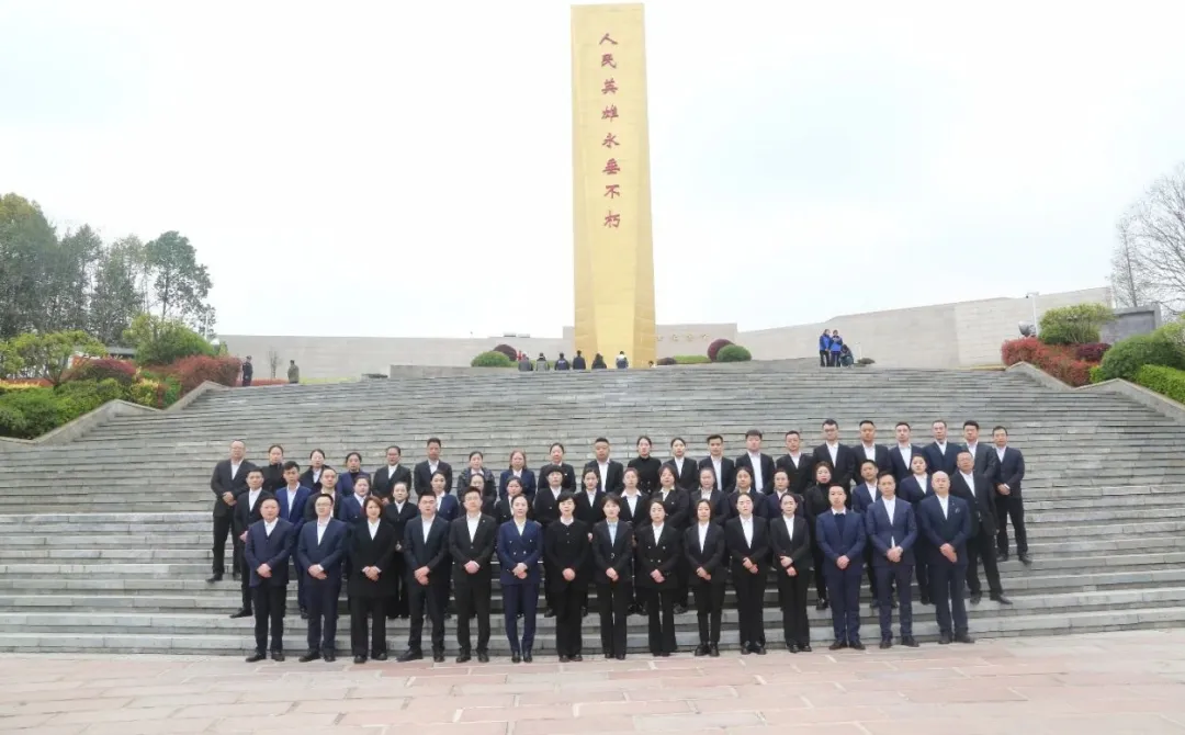 清明祭英烈 鲜花敬忠魂